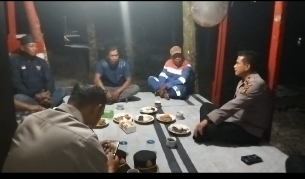 Kapolsek Minas Sambangi Pos Satkamling, Pastikan Kesiapan Personel dan Peralatan Jaga Malam