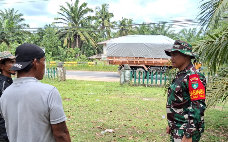 Tim Patroli Koramil 01 Dumai dan PT Pertamina Hulu Rokan Sosialisasi Larangan Berjualan di Jalur Pipa