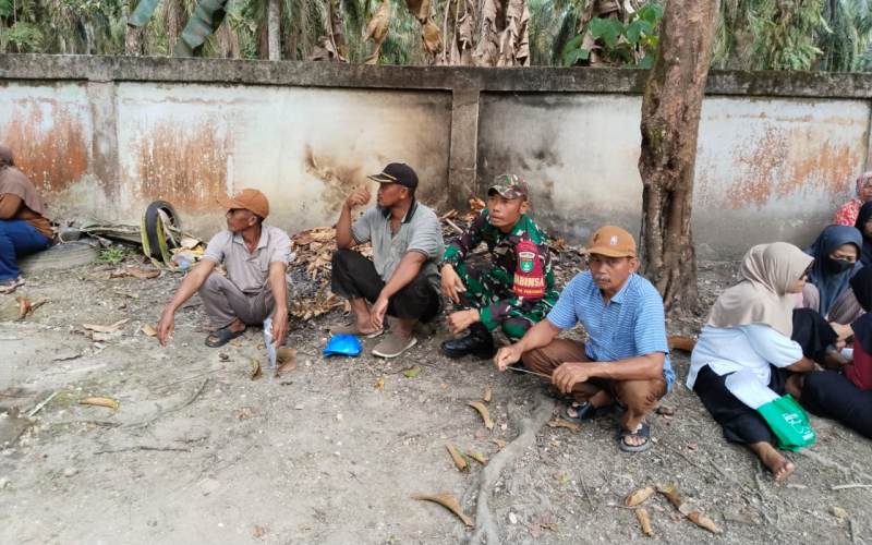 Babinsa Serda Erwan Gelar Komsos di Tanjung Penyembal, Perkuat Kedekatan TNI dengan Masyarakat