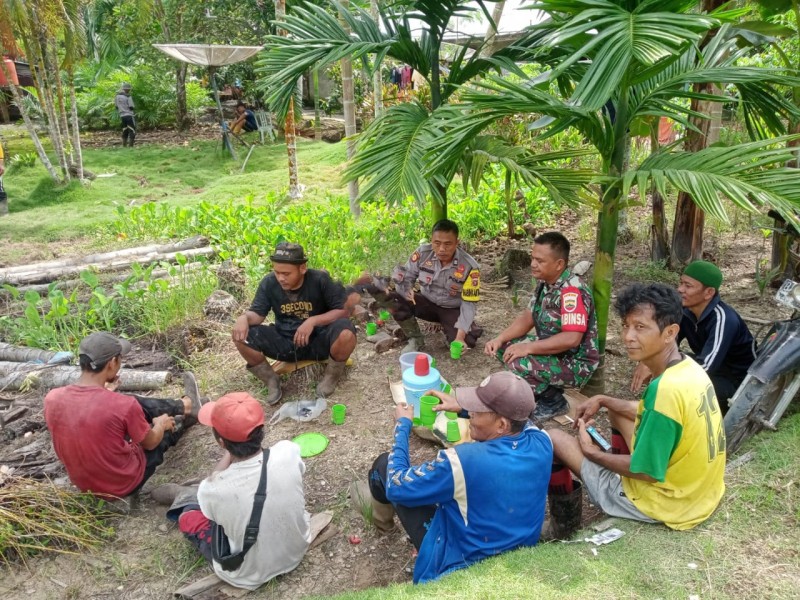 Babinsa Koramil 03/Tempuling Jalin Komsos Bersama  Masyarakat di Kampung Pancasila