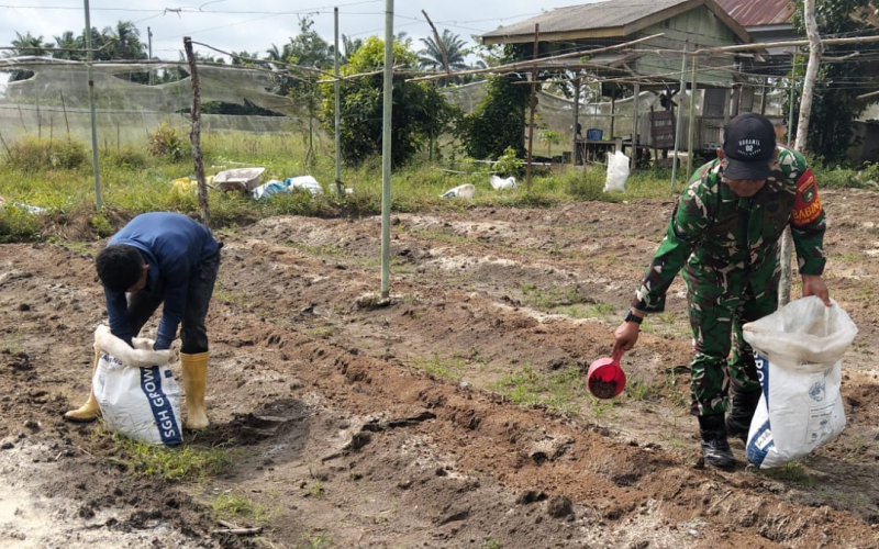 Babinsa Mundam Pastikan Wilayah Kondusif Lewat Patroli dan Sosialisasi Karhutla