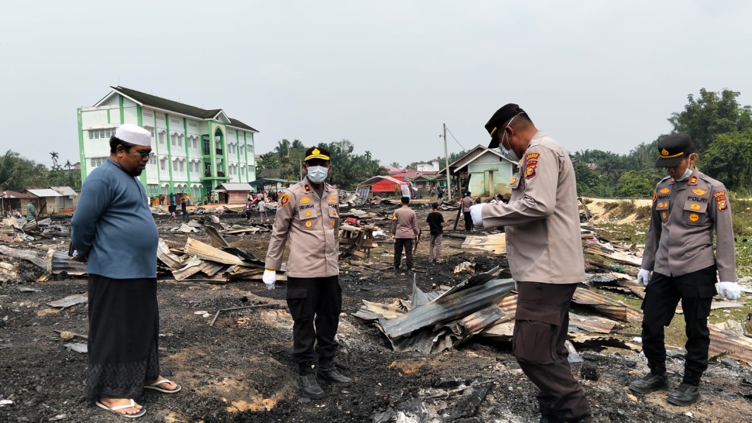 Polisi Ulurkan Bantuan dan Bersihkan Puing Kebakaran di Pondok Pesantren Kampar