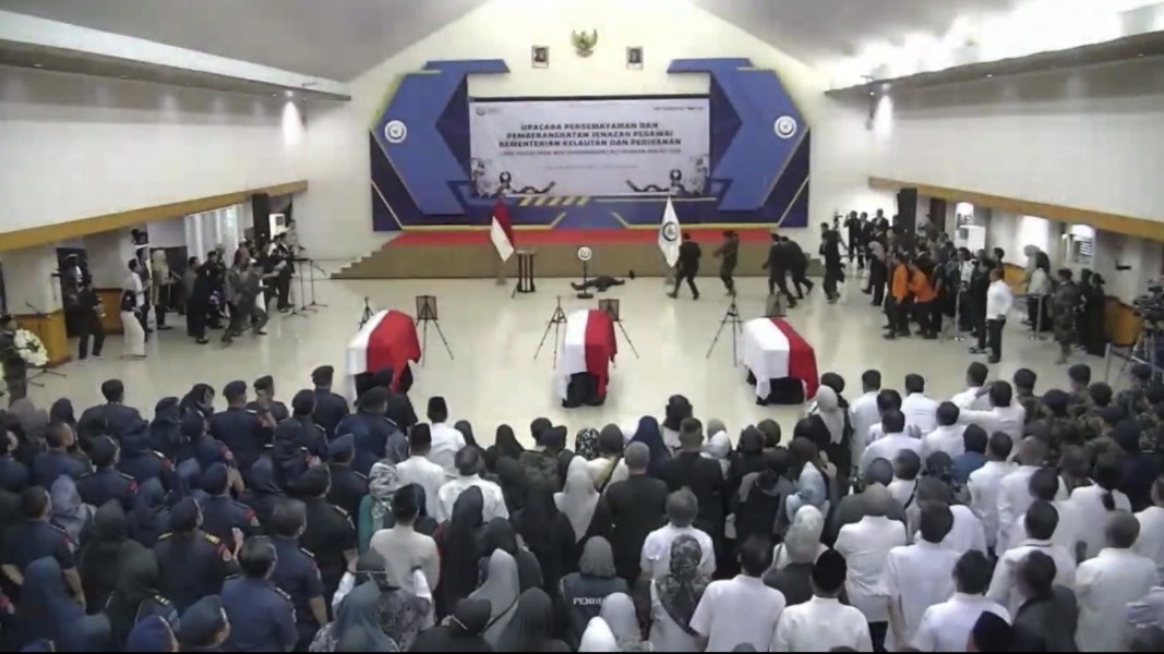 Detik-detik Menteri KP Trenggono Pingsan Saat Pelepasan Jenazah Korban Pesawat ATR