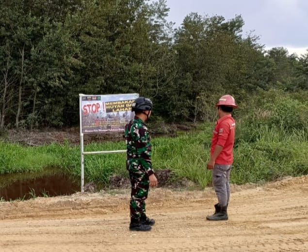 Babinsa Serda Holmes Pasaribu Laksanakan Patroli Karhutla di Sungai Mandau, Cuaca Cerah dan Situasi Kondusif