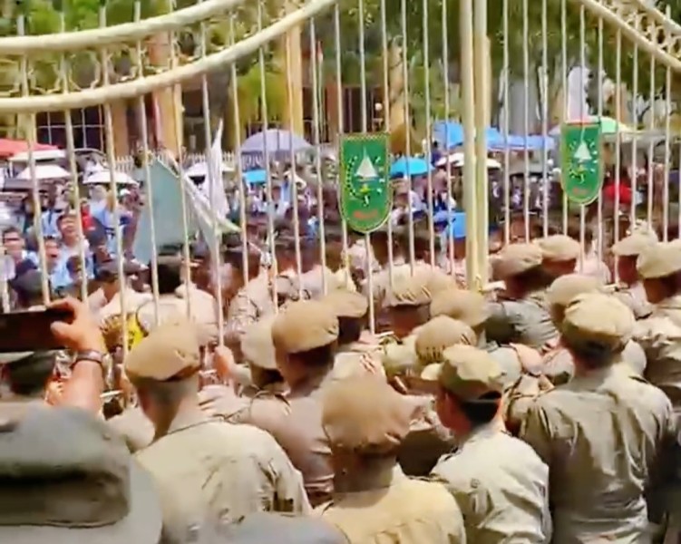 Demo Mahasiswa UNRI di Kantor Gubernur Riau Memanas, Massa Desak Plt Gubri Temui Mereka