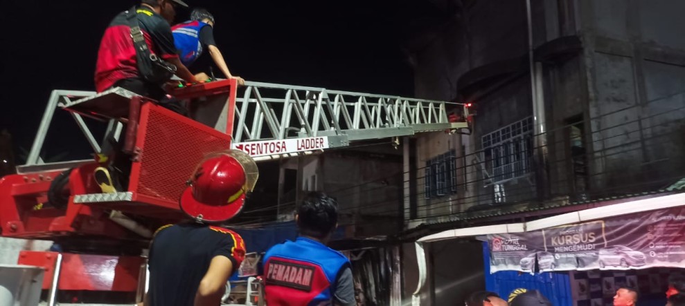 Kebakaran Ruko 3 Lantai di Tembilahan Diduga Karena Korsleting, 1 Petugas Damkar Terluka