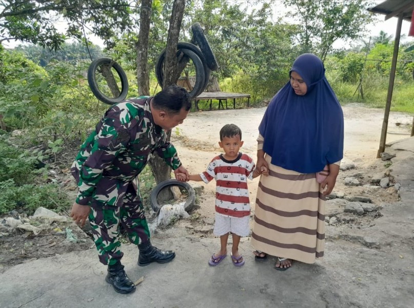 Babinsa Sertu Rudy A. Panjaitan Cek Kondisi Anak Stunting di Rantau Panjang