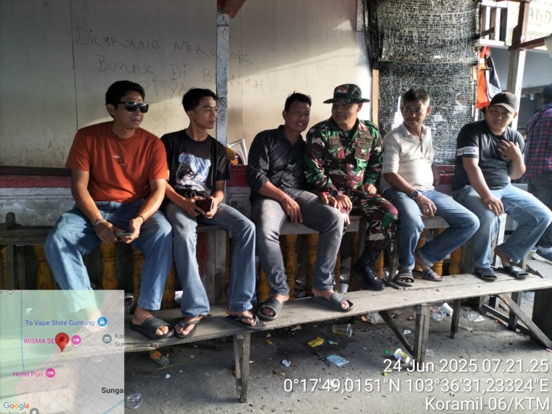 Babinsa Tagaraja Ajak Pengojek Jaga Keamanan dan Ketertiban Lingkungan
