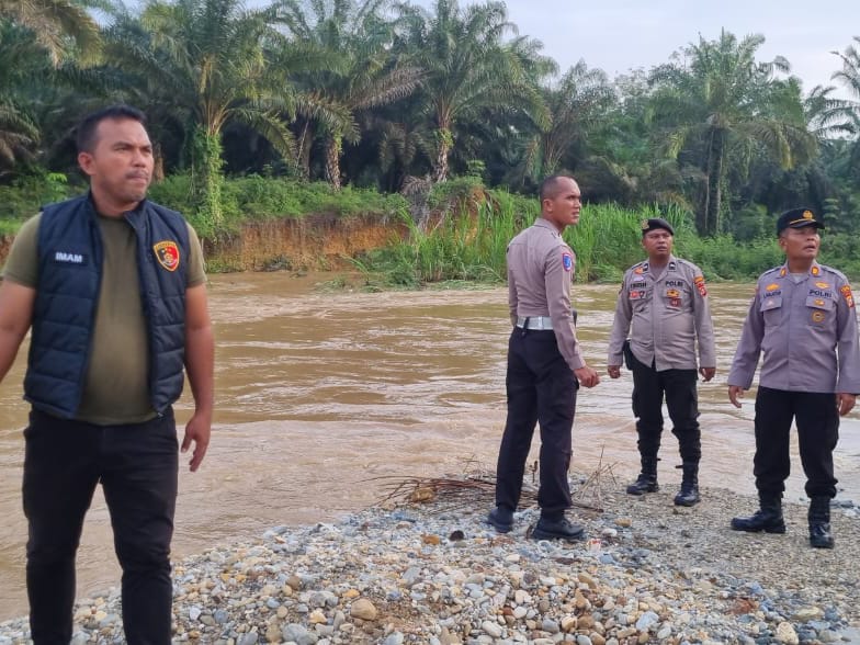 Polsek Ujung Batu Lanjutkan Pencarian Anak 8 Tahun yang Hanyut di Sungai Ngaso