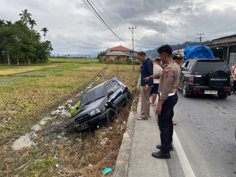 Hilang Kesadaran Saat Mengemudi, Mobil Suzuki Escudo Masuk Sawah di Sungai Liuk