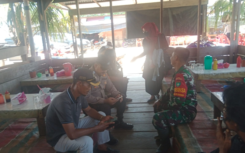 Komsos Bersama Warga, Babinsa Sungai Geniot Perkuat Kemanunggalan TNI dan Rakyat