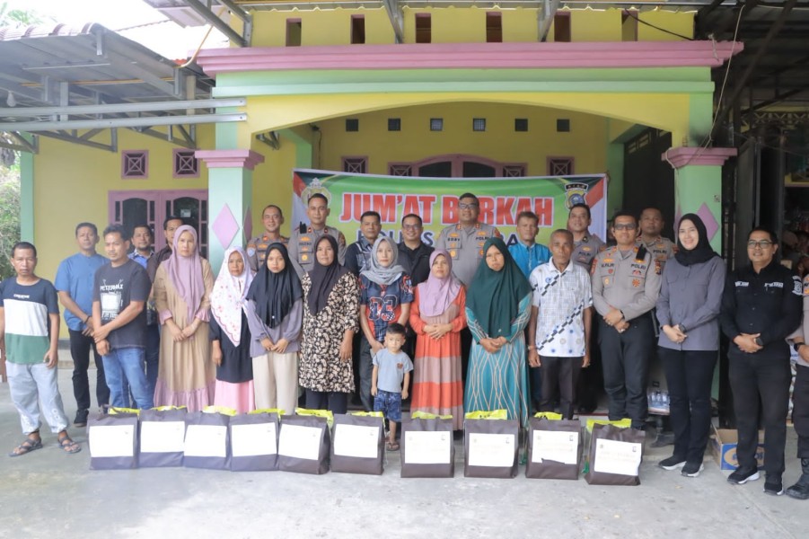 Kapolres Kampar 'Turun Langsung, DengarkanKeluhan Warga di Jumat Curhat, Salurkan Bantuan di Jumat Berkah!