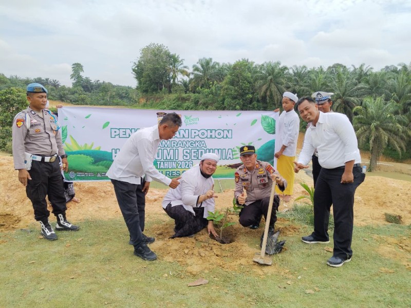 Peringati Hari Bumi, Polsek Minas Tanam Pohon dan Edukasi 'Green Policing' di Pesantren Baiturrahman Annizom