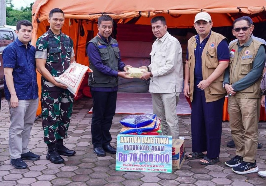 Bupati Kampar Salurkan Bantuan Rp 160 Juta dan Logistik untuk Tiga Kabupaten Terdampak di Sumbar