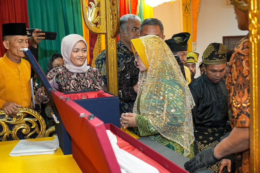 Sambut Mahkota Asli Kerajaan Siak, Bupati Siak Afni Terharu