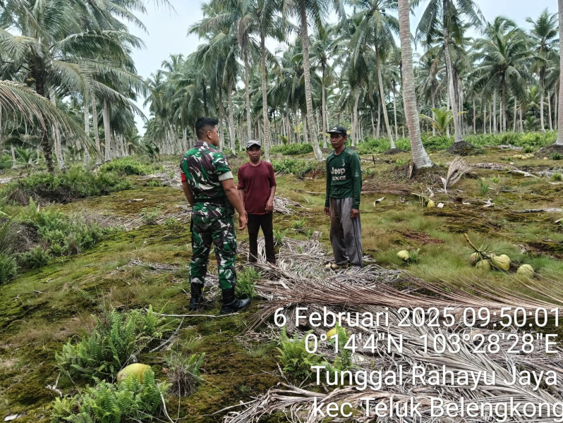Babinsa Koramil 06/Kateman Lakukan Patroli dan Sosialisasi Pencegahan Karhutla di Desa Tunggal Rahayu Jaya
