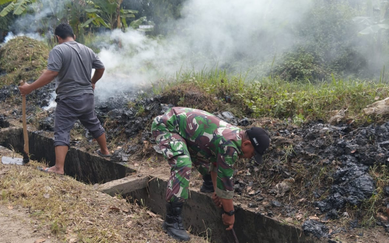 Babinsa Bagan Besar Timur Ajak Warga Gotong Royong Bersihkan Parit Antisipasi Banjir