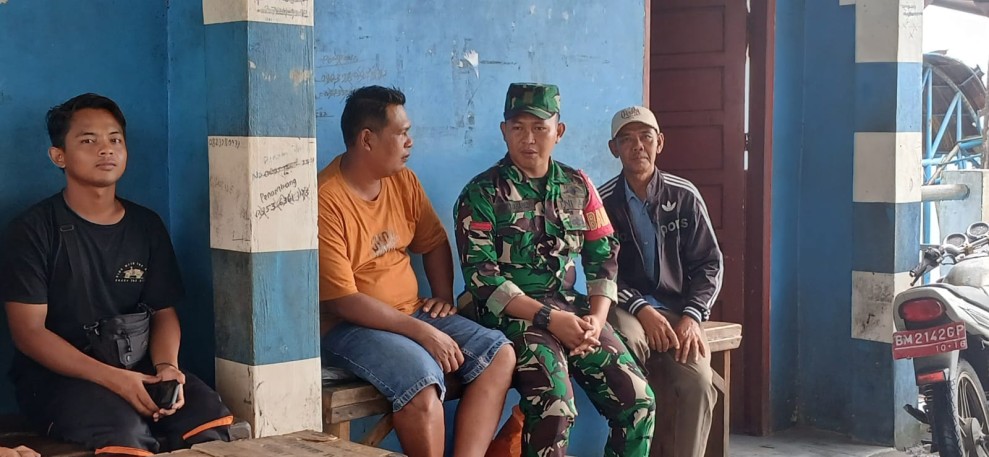 Masuki Musim Angin Kencang, Babinsa Himbau Warga Tanjung Raja Lebih Waspada di Laut