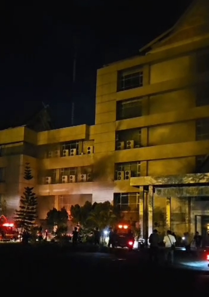 BREAKING NEWS- Kantor Bupati Inhil Terbakar, Asap Mengepul Hingga Lantai 5