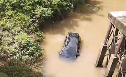 Diduga Salah Injak Pedal Saat Belajar Mengemudi, Mobil Innova Terjun ke Sungai Tapung di Rokan Hulu