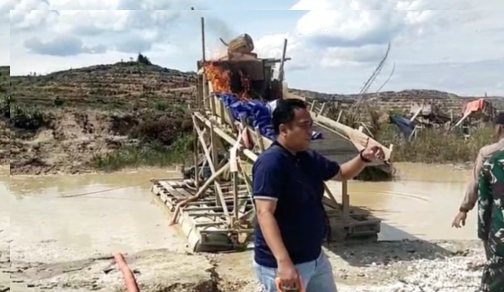 Polda Riau Tertibkan PETI di Kuansing, 23 Rakit Dompeng Dimusnahkan