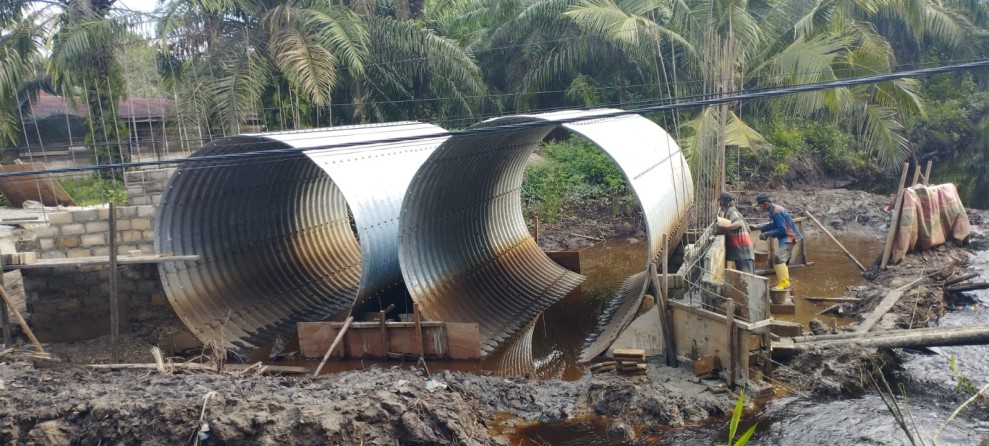 Kodim 0320 Dumai Terus Kebut Pembangunan Dua Jembatan Armco di Sungai Sembilan