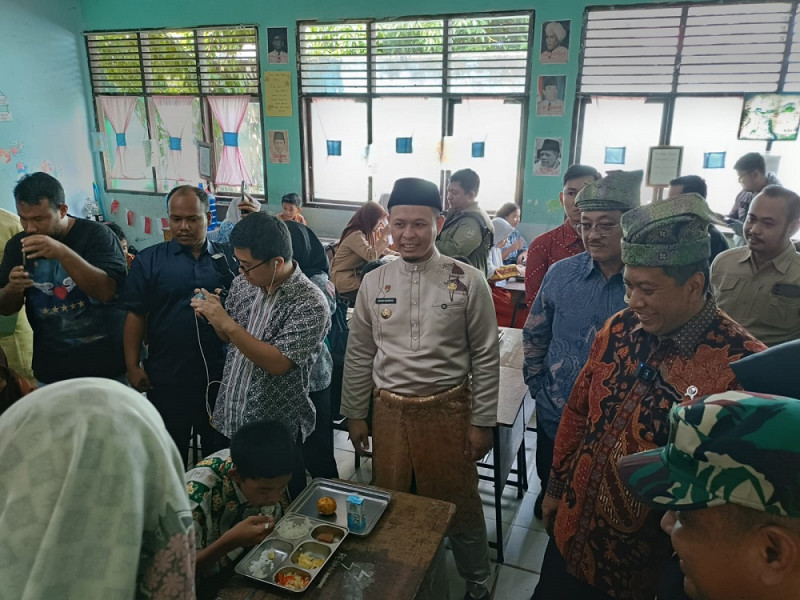 Wamen PAN-RB Tinjau MBG di SMPN 16 Pekanbaru, Minta Cakupannya Diperluas