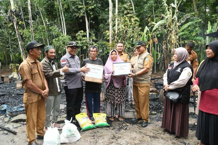 Salurkan Bantuan Logistik, Wabup Bengkalis Tinjau Korban Kebakaran Rumah di Deluk