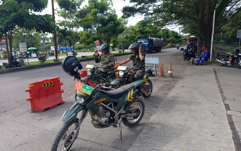 Pastikan Situasi Kondusif, Babinsa Dumai Fokuskan Patroli di Titik Strategis