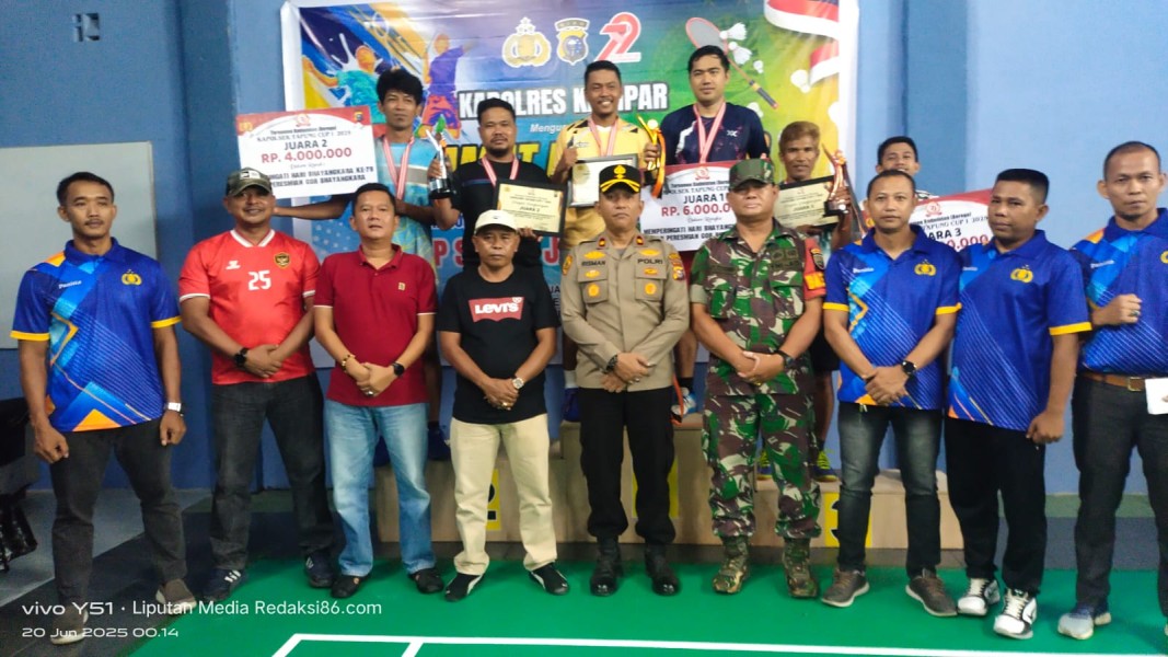 Kapolsek Tapung Resmi Tutup Turnamen Badminton Kapolsek Tapung CUP l 2025, di Gor Bhayangkara