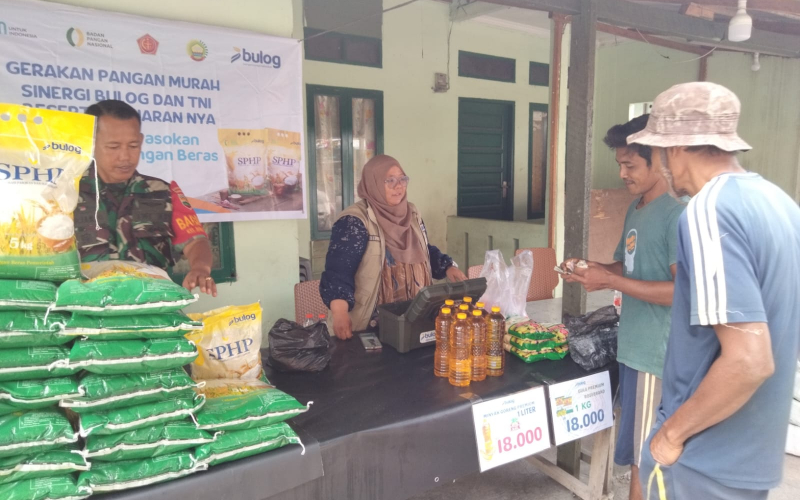 TNI Bantu Distribusi Beras BULOG di Dumai, Pastikan Harga Bahan Pokok Tetap Stabil