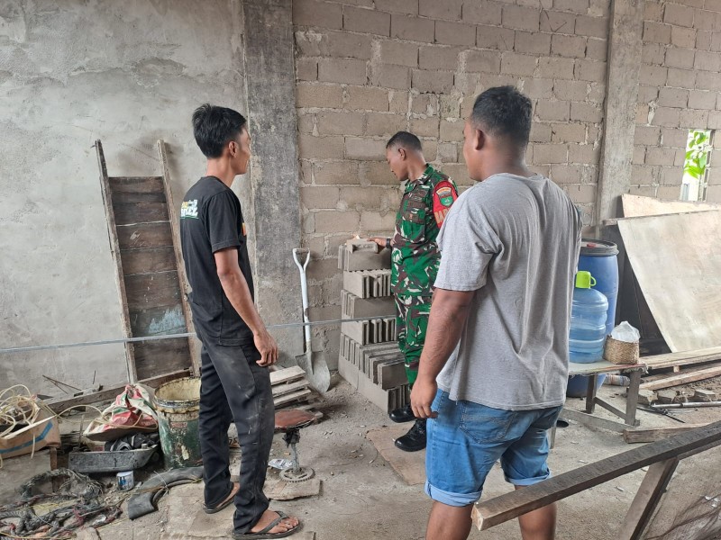 Wujudkan Lingkungan Kondusif, Babinsa Koramil 06/Kateman Aktif Pantau Kegiatan Masyarakat