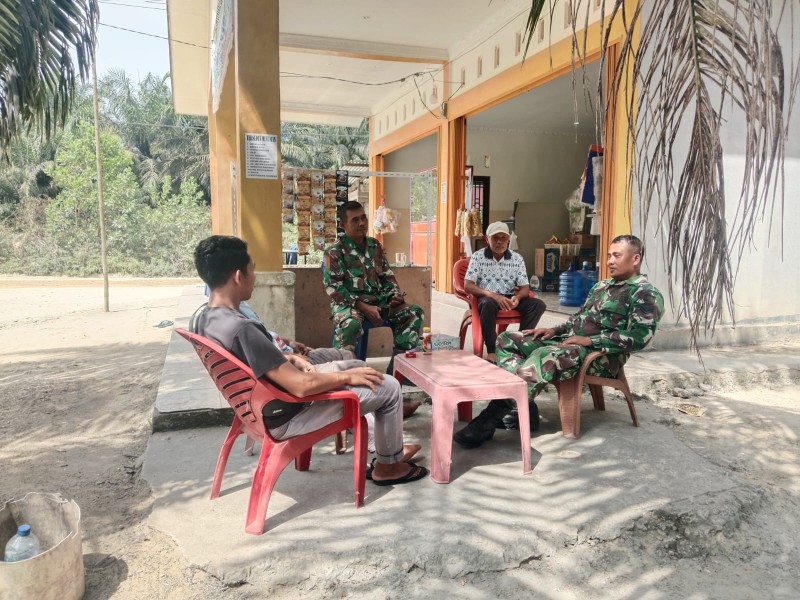 Babinsa Sertu Sugiarto Sosialisasikan Bahaya Narkoba di Kampung Rantau Bertuah