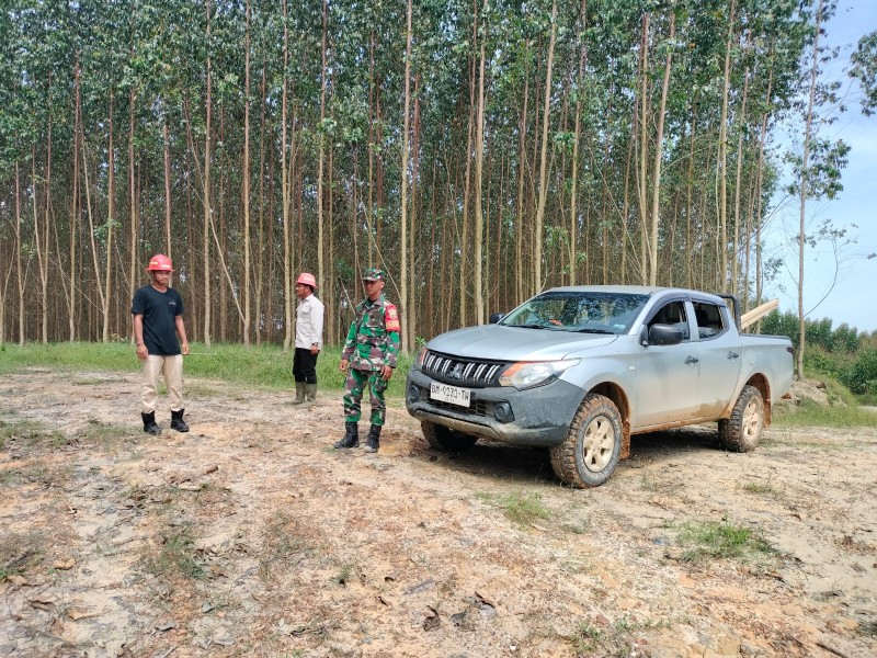 Babinsa Koramil 03/Minas Gelar Patroli Karhutla di Sungai Mandau, Imbau Warga Tingkatkan Kewaspadaan