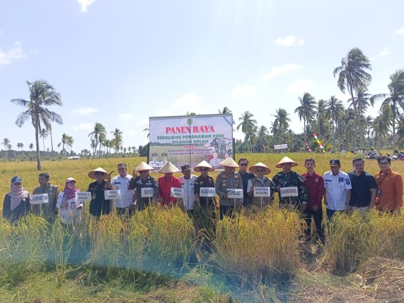 Polres Meranti Dukung Panen Raya Oplah Bersama Bupati Di Desa Mekar Baru Rangsang Barat