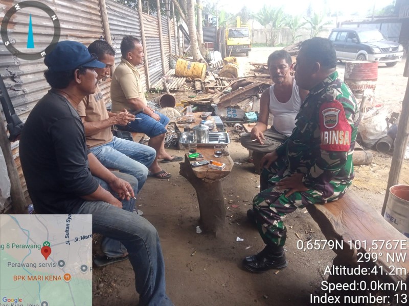 Babinsa Koramil 04/Perawang Ajak Warga Peduli Kesehatan dan Kebersihan Lingkungan Lewat Komsos di Rantau Panjang