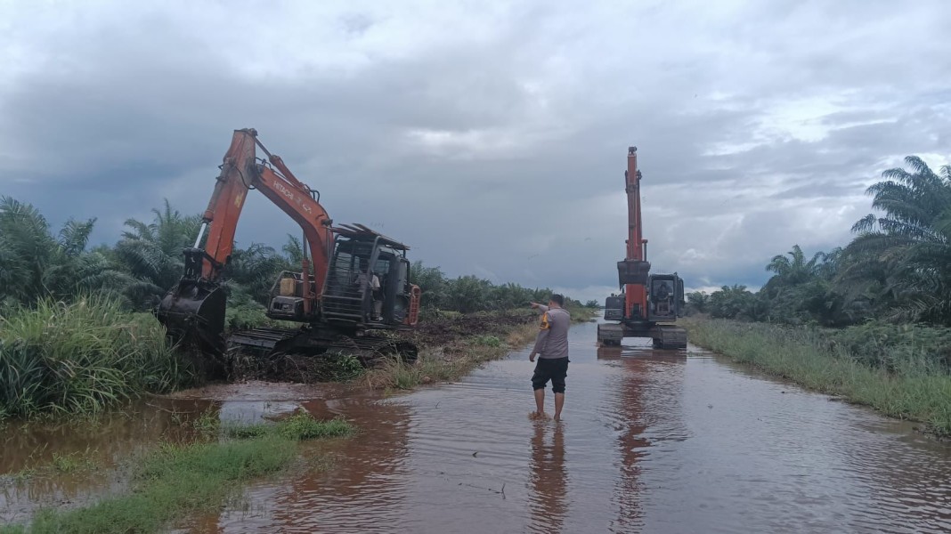Antisipasi Banjir, Polsek Sungai Apit Bersama Kepala Kampung Penyengat Bersihkan Parit