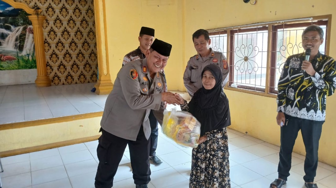 Jumat Barokah Polsek Kampar, AKP Asdisyah : Berbagi Bukan Karena Kaya, Kita Tahu Rasanya Tak Punya Apa-Apa
