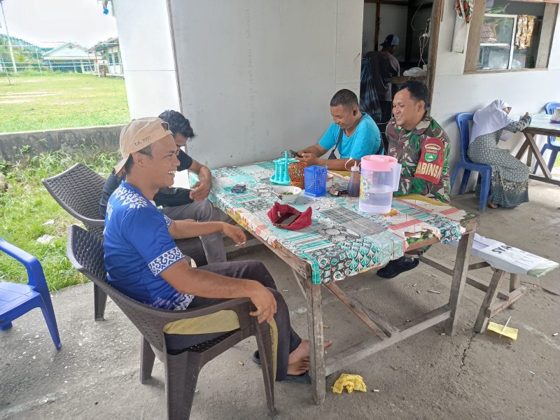 Babinsa Serda Haris Sandya Pratama Ajak Warga Sungai Mandau Perangi Narkoba