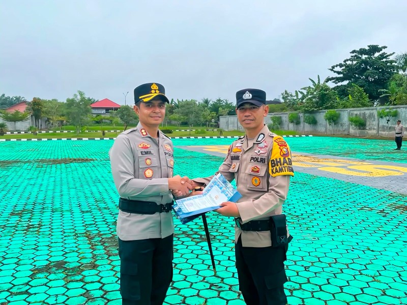 Aksi Heroik Selamatkan Ibu Hamil, Bripka Nasrul Jamil Dapat Penghargaan Dari Kapolres Rokan Hulu