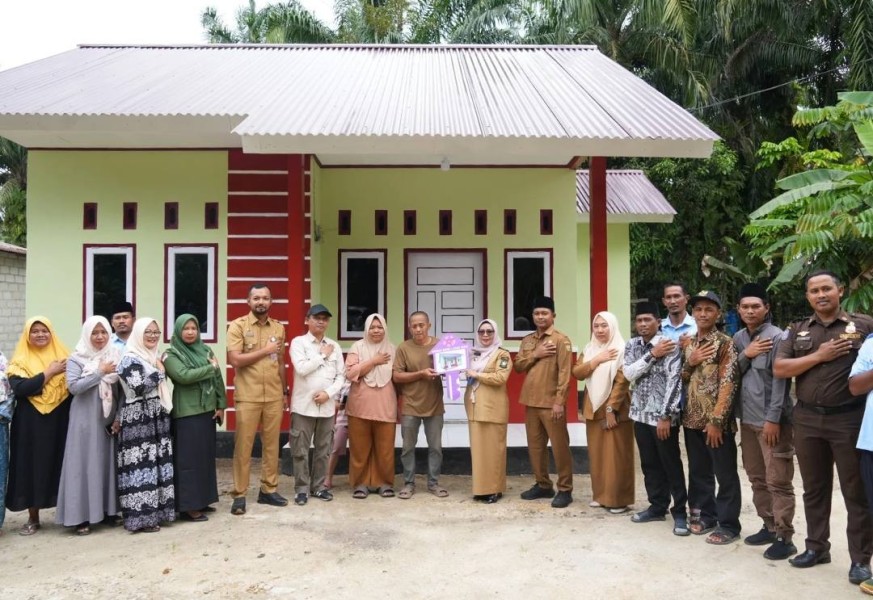 Warga Kampar Kiri Terharu Terima Kunci Rumah Layak Huni
