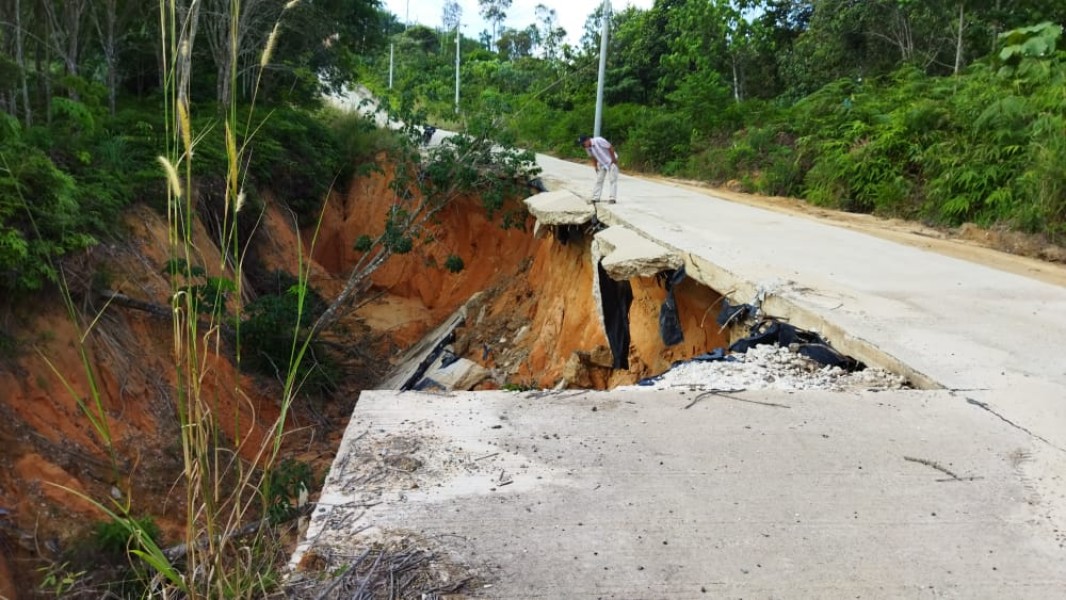 Rawan Longsor, Pemprov Riau Diminta Siagakan Alat Berat di Jalan Lintas Ujung Batu-Pasaman