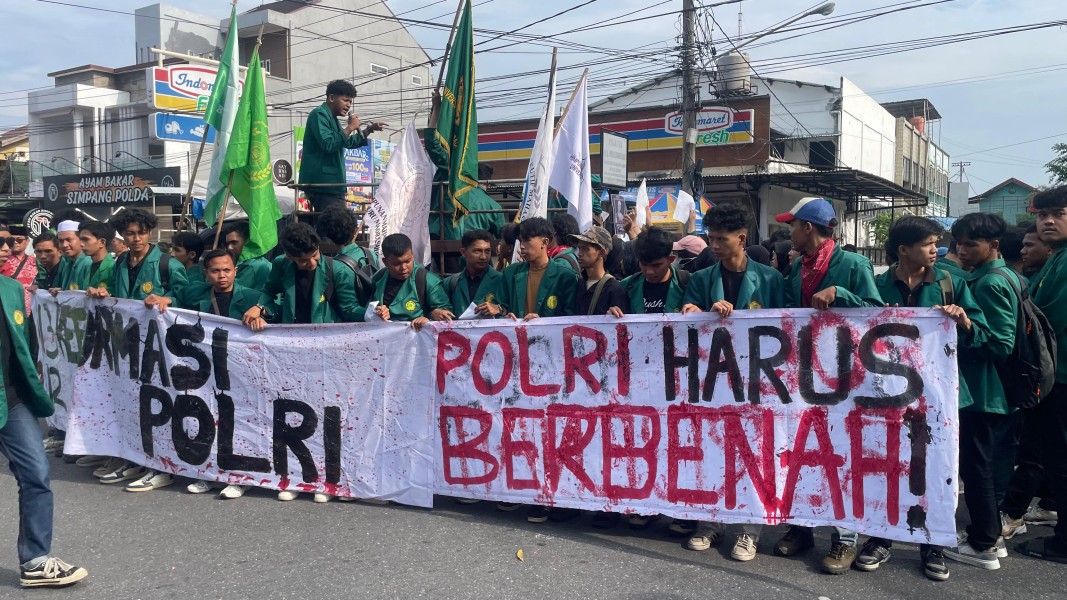 Mahasiswa UMRI Gelar Aksi Tuntutan Reformasi Polri di Mapolda Riau
