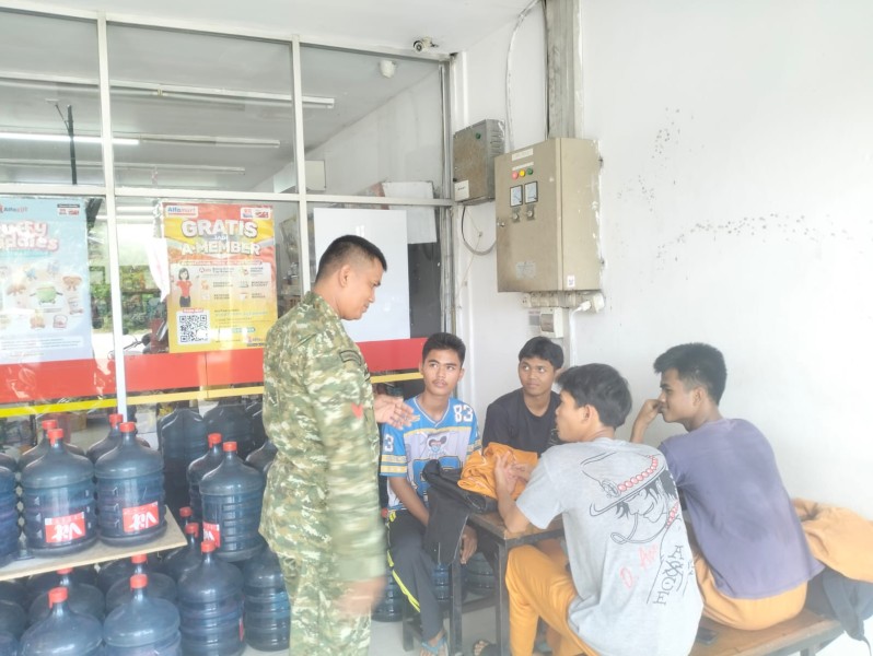 Babinsa Koptu Salomo Sembiring Sosialisasikan Bahaya Narkoba kepada Masyarakat Minas Jaya