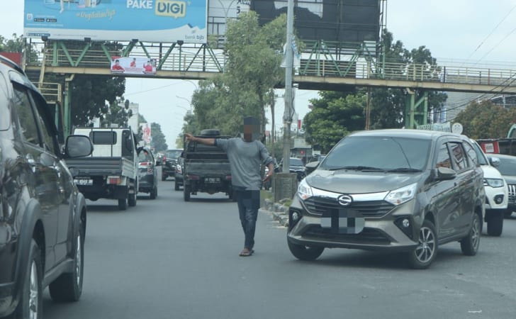 Warga Keluhkan Pak Ogah, Bikin Macet dan Rawan Kecelakaan