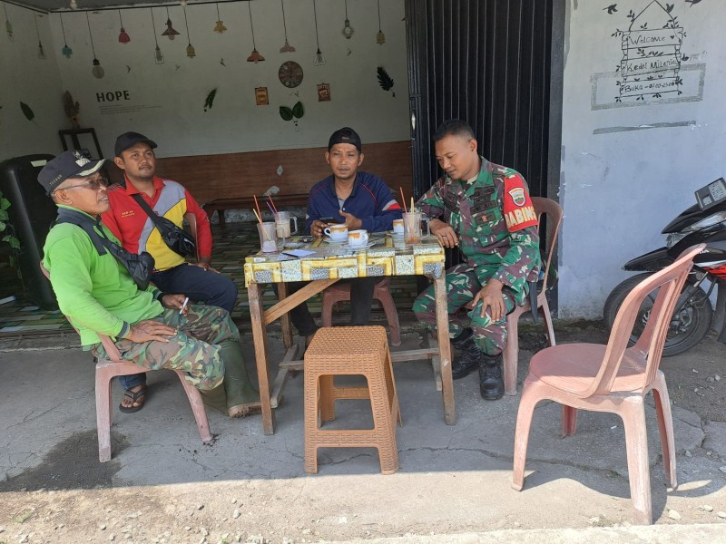 Babinsa Koramil 06/Kateman Ajak Warga Bersama Jaga Keamanan Lingkungan