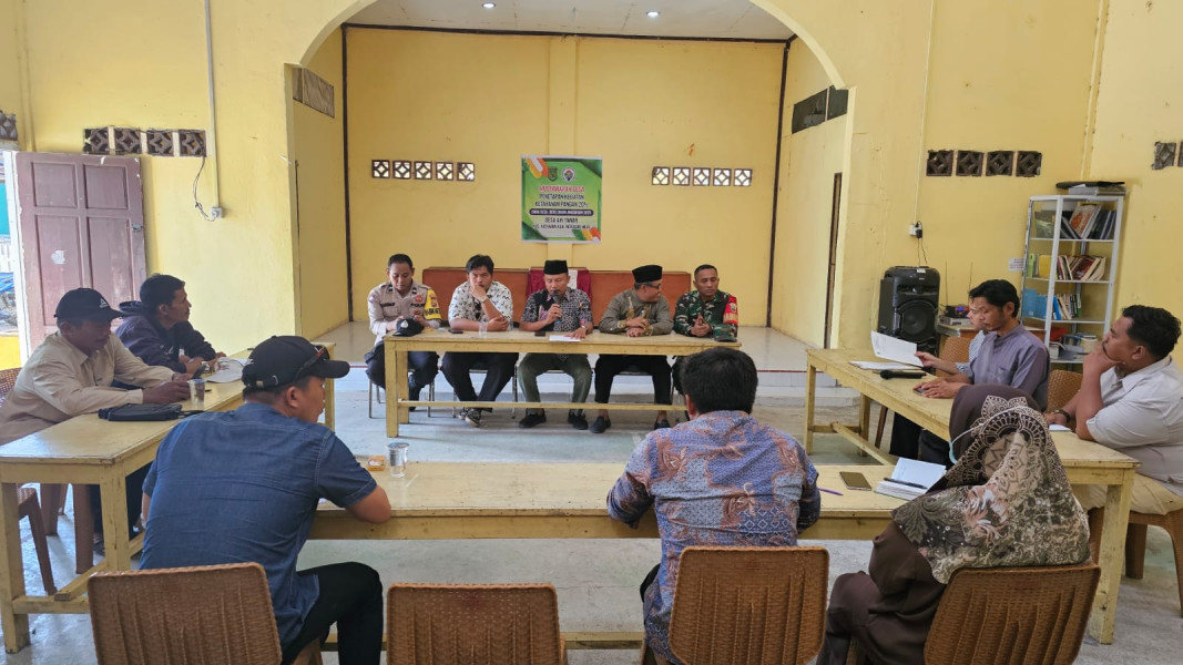 Babinsa Air Tawar Hadiri Musyawarah Desa Terkait Program Ketahanan Pangan 2025