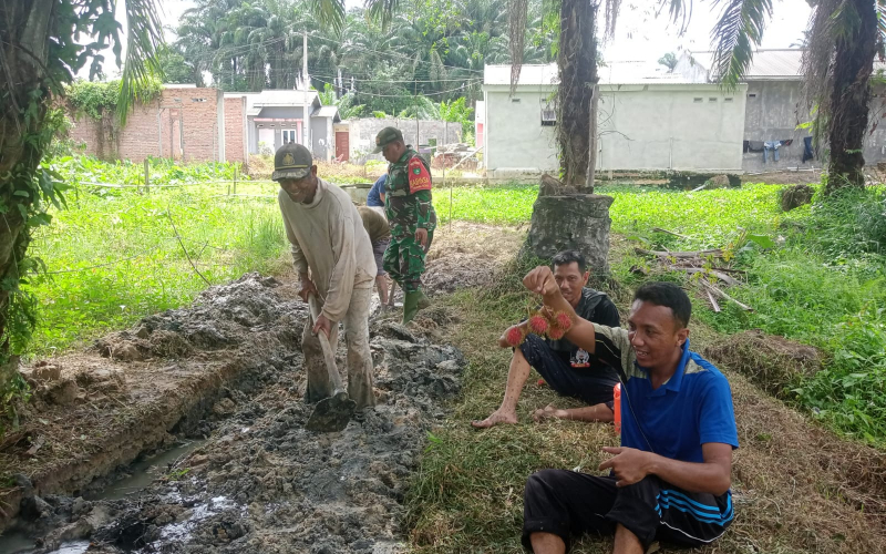 Kodim Dumai dan Warga Bagan Besar Kompak Gelar Gotong Royong