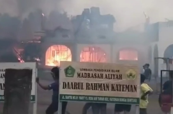 Kebakaran Hebat Landa Ponpes Daarul Rahman Kateman, 16 Ruangan Hangus dan Kerugian Capai Rp300 Juta