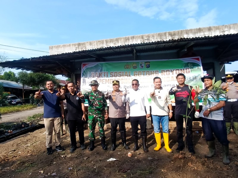 Bupati dan Wabup Gotong Royong Bersama TNI dan Polri di Lingkungan Pasar Baru Pangkalan Kerinci